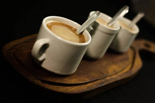 Una Toma Café Espresso Jarras Café Blanco Una Tabla Madera — Foto de Stock