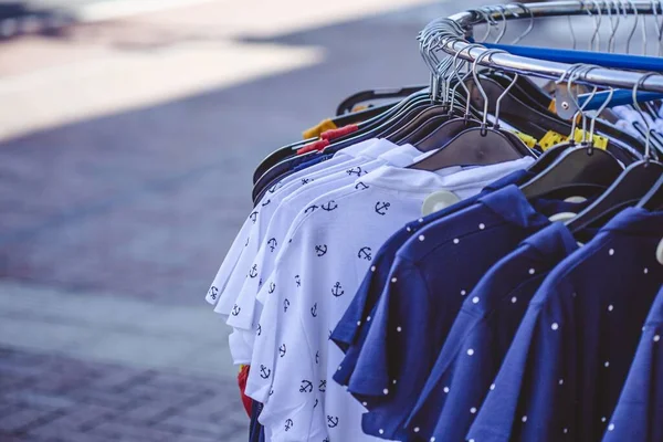 Foco Seletivo Tiro Algumas Camisas Coloridas Cabides Calçada — Fotografia de Stock