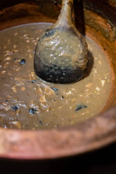 Uma Pessoa Fazendo Guisado Frutos Mar Uma Panela Cozinha China — Fotografia de Stock