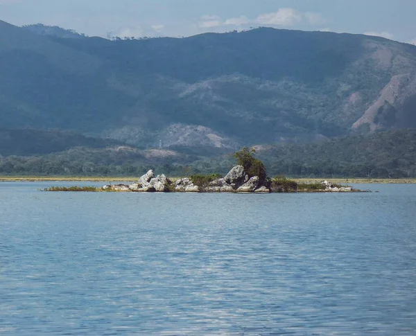 Eine Schöne Aufnahme Der Meereslandschaft Mit Bergen Unter Einem Bewölkten — Stockfoto