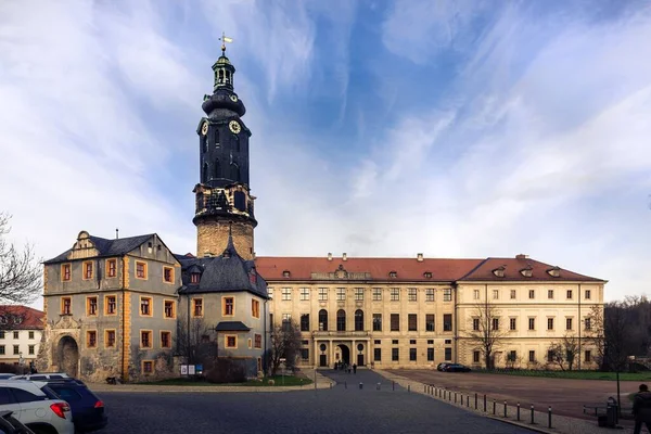 Das Schloss Weimar Umgeben Von Autos Unter Blauem Bewölkten Himmel — Stockfoto