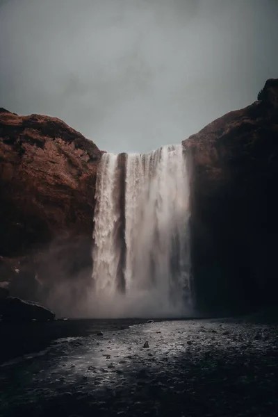 Eine Vertikale Aufnahme Eines Kleinen Wasserfalls Den Felsen Auf Einer — Stockfoto