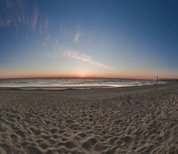 Een Prachtige Opname Van Een Zonsondergang Boven Het Zandstrand — Stockfoto