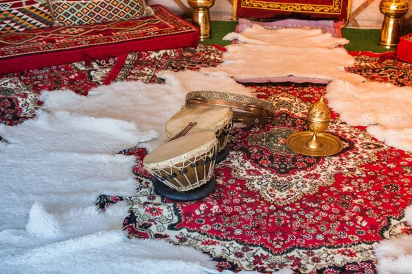 Музичні Інструменти Підлозі Традиційними Килимами — стокове фото
