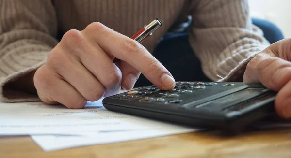 Tiro Close Mãos Femininas Contando Com Calculadora Fazendo Notas — Fotografia de Stock