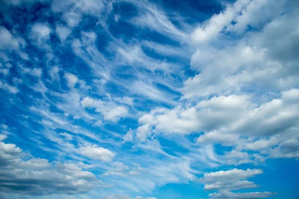 昼間の青い曇り空の低角度ショット 壁紙や背景に最適です — ストック写真