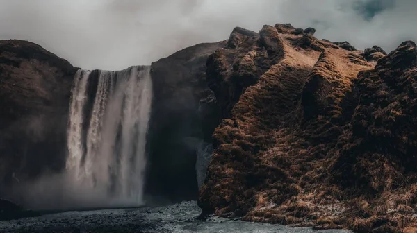 Uma Pequena Cachoeira Nas Rochas Feno Sombrio Islândia — Fotografia de Stock