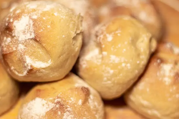 Ένα Κοντινό Πλάνο Γλυκά Στρογγυλά Μπισκότα Πεταμένα Σκόνη Ζάχαρης — Φωτογραφία Αρχείου