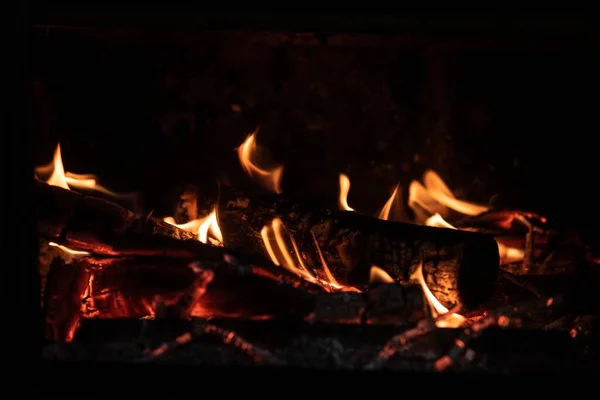 Μια Φωτογραφία Ενός Κομματιού Ξύλου Καίγεται Στις Φλόγες Της Φωτιάς — Φωτογραφία Αρχείου