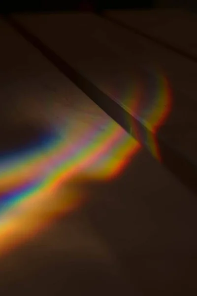 Renkli Işık Efektli Ahşap Bir Çitin Dikey Yakın Çekimi — Stok fotoğraf