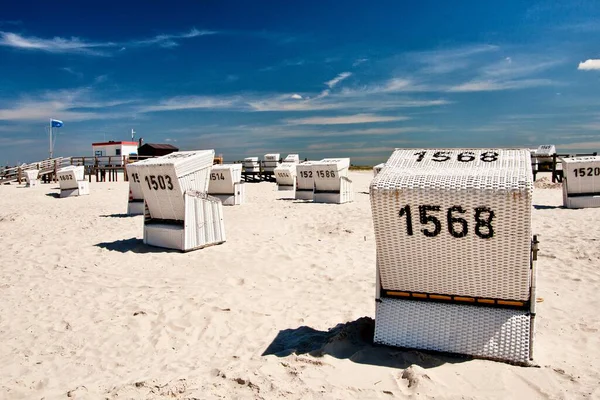 Primo Piano Sedie Sdraio Bianche Sulla Spiaggia — Foto Stock