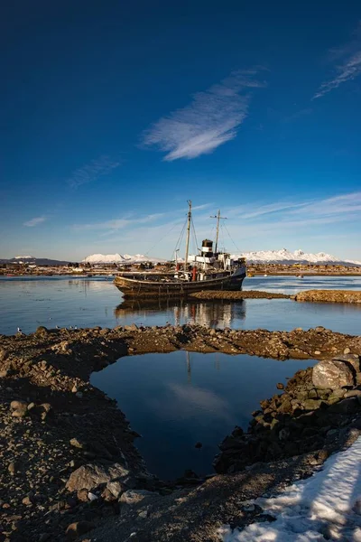 冬の水の中の古い錆びた船 — ストック写真