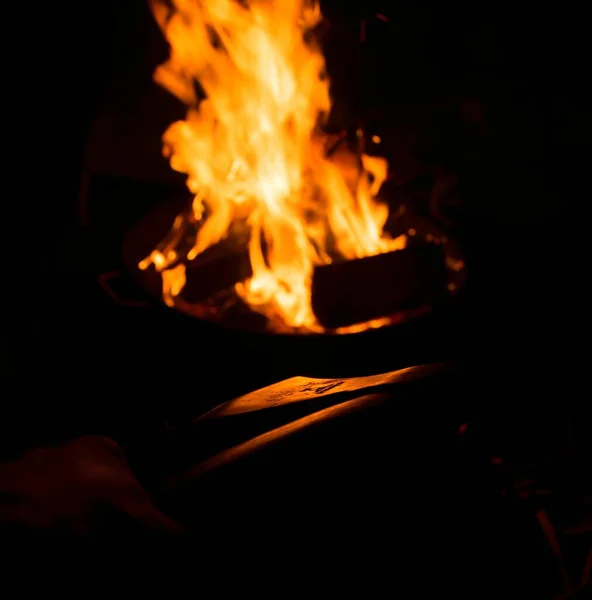 Närbild Ett Brinnande Papper Natten — Stockfoto