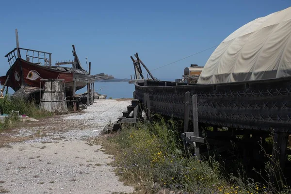 Paisaje Barcos Rodeados Hierba Bajo Cielo Azul — Foto de Stock