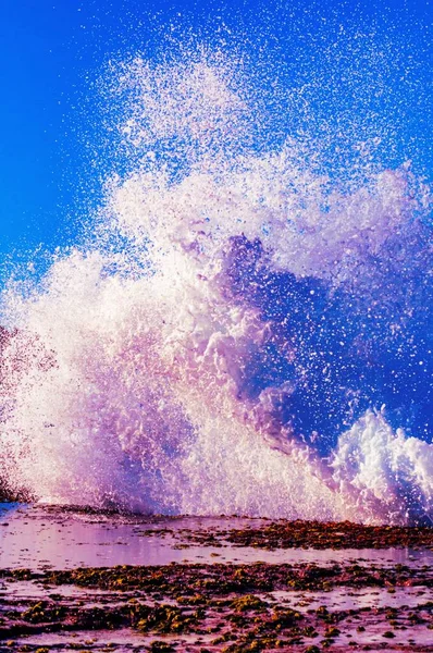 Šplouchání Zpěněných Mořských Vln — Stock fotografie