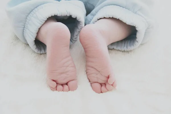 Plan Rapproché Des Pieds Enfant Couché Sur Lit Sous Les — Photo