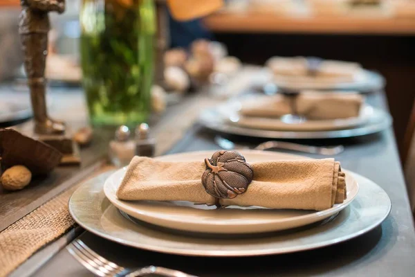 盘子里的褐色餐巾纸的选择性聚焦镜头 — 图库照片