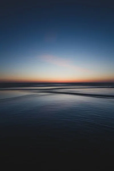 Eine Vertikale Aufnahme Eines Sonnenuntergangs Über Dem Meer Nazare Portugal — Stockfoto