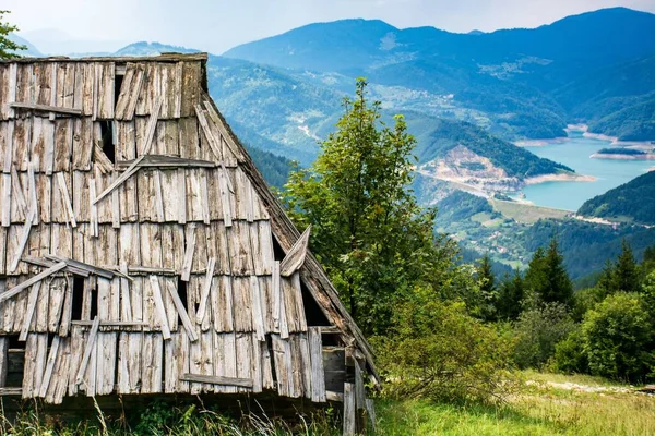 Antigua Casa Madera Campo Con Lago Montañas Fondo — Foto de Stock