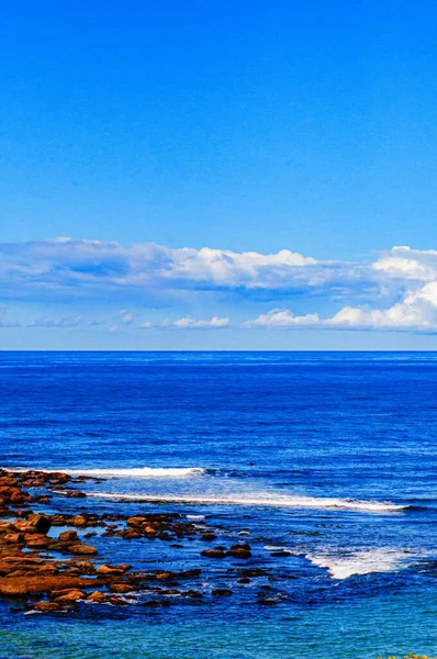 Tiro Vertical Formações Rochosas Pequenas Belo Mar Azul — Fotografia de Stock