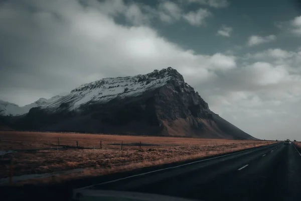 Uma Estrada Perto Das Colinas Dia Sombrio Islândia — Fotografia de Stock