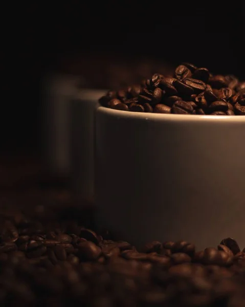焙煎されたコーヒー豆で満たされた白いコーヒーマグカップのクローズアップショット — ストック写真