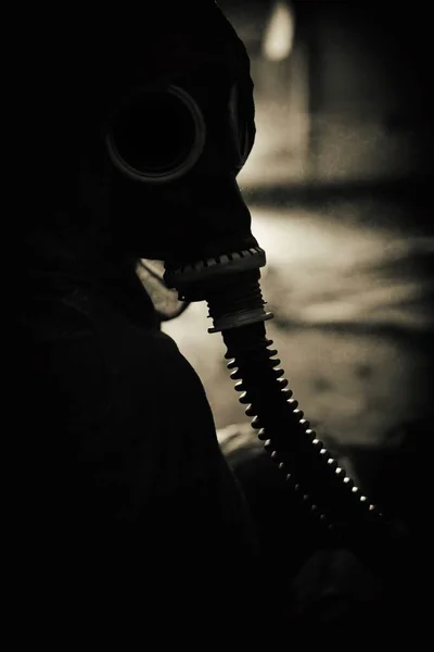 Gaz Maskeli Bir Insanın Dikey Çekimi Kıyamet Konsepti — Stok fotoğraf
