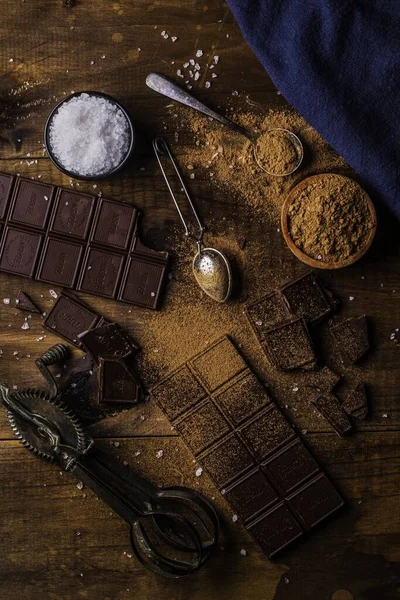 Plano Vertical Barras Chocolate Chocolate Polvo Sal Sobre Una Mesa — Foto de Stock