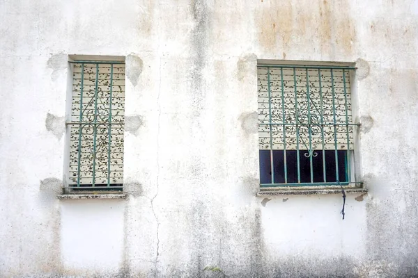 Une Photo Deux Fenêtres Avec Des Barreaux Vieux Bâtiment — Photo