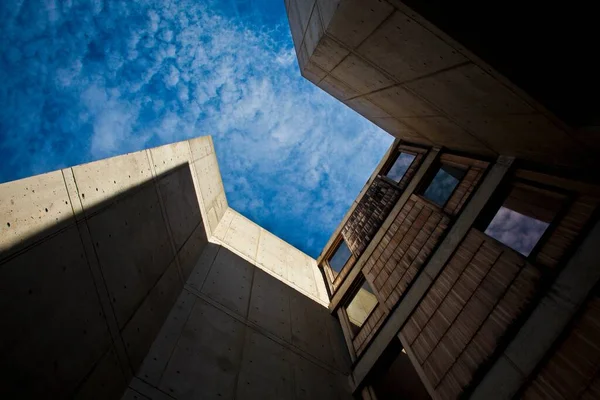 Tiro Ângulo Baixo Edifício Pedra Fundo Céu Azul — Fotografia de Stock