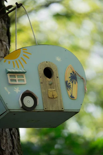 Close Casa Decorativa Pássaros Madeira Pendurada Árvore — Fotografia de Stock