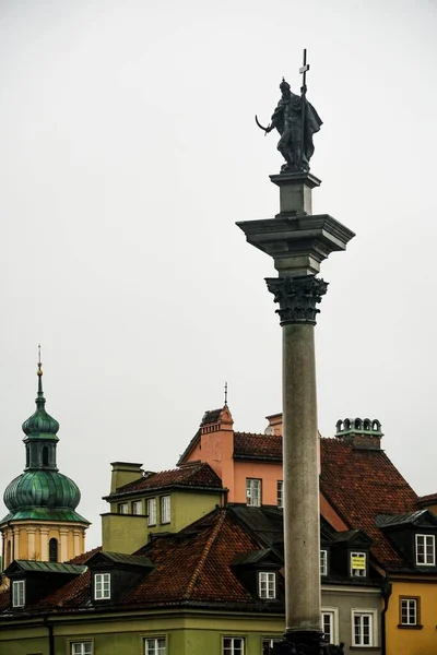 Tiro Vertical Coluna Sigismund Edifícios Coloridos Fundo — Fotografia de Stock