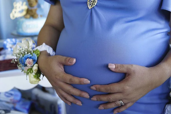 Närbild Gravid Kvinna Blå Skjorta Som Håller Magen Ljuset Föräldraskap — Stockfoto