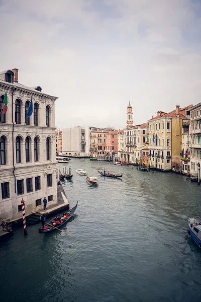 Une Belle Image Verticale Canal Avec Des Bâtiments Anciens Venise — Photo
