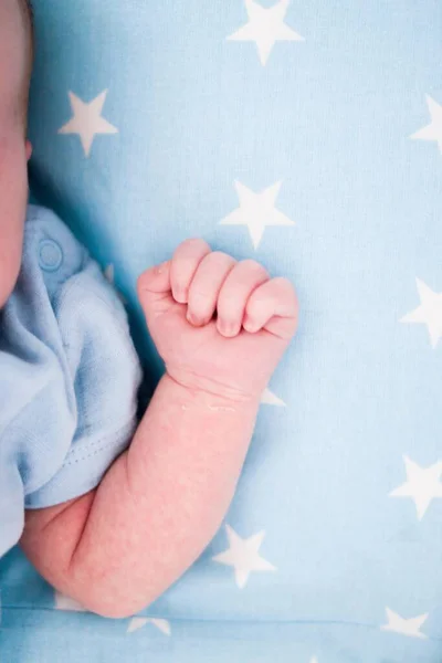 Ένα Κάθετο Πλάνο Ενός Χαριτωμένου Μωρού Μια Μπλε Κουβέρτα Λευκά — Φωτογραφία Αρχείου