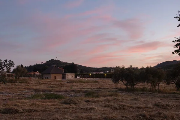 Paisaje Casas Bajo Cielo Rosa Azul —  Fotos de Stock