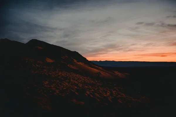 Hermoso Plano Colinas Paisaje Bajo Cielo Nublado Atardecer — Foto de Stock