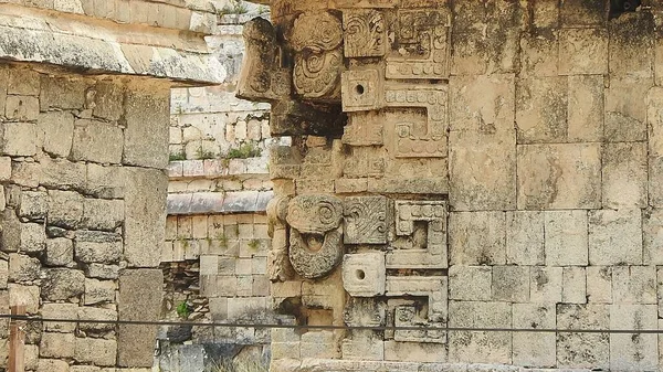 Zříceniny Sochami Vyřezávanými Kamennými Zdmi Chichen Itza Mexiko — Stock fotografie