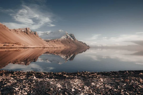 Sandiga Kullarna Reflekteras Sjön Island — Stockfoto