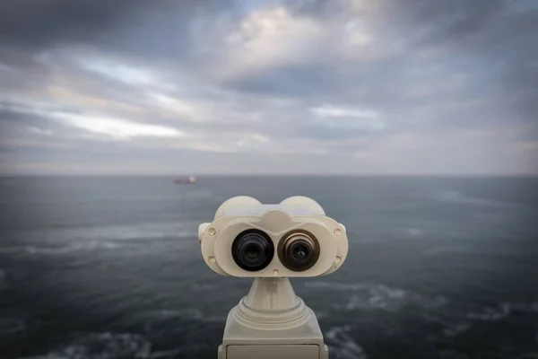 Disparo Selectivo Enfoque Del Binocular Blanco Mirando Océano Azul Claro —  Fotos de Stock