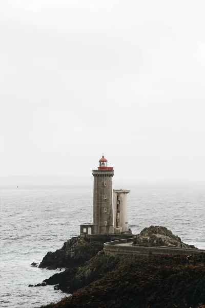 Faro Con Una Cumbre Roja Hermoso Cielo — Foto de Stock