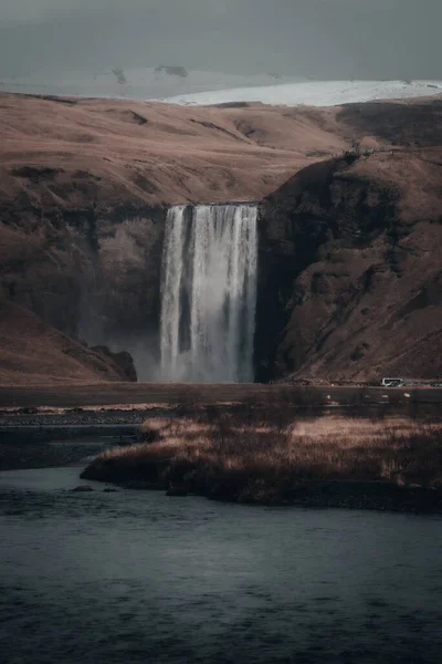 Plan Vertical Une Petite Cascade Dans Les Rochers Sur Une — Photo