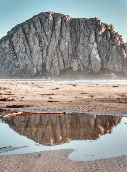 Närbild Morro Rock Med Reflektion Pöl — Stockfoto