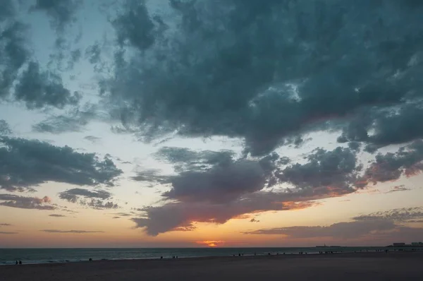 Uma Vista Incrível Uma Praia Arenosa Fundo Por Sol — Fotografia de Stock