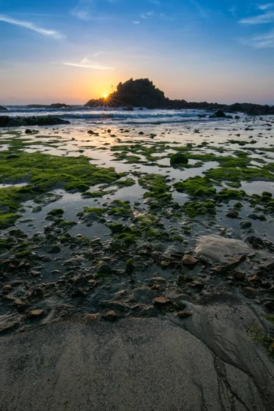 Impresionante Disparo Una Playa Rocosa Sobre Fondo Del Sol —  Fotos de Stock