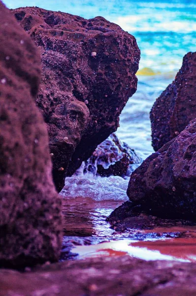 Vertikální Detailní Záběr Vody Proudící Mezi Skalními Útvary Moři — Stock fotografie