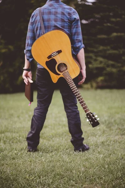 Vertikal Bild Hane Med Gitarr Och Bok Hand Stående Gräset — Stockfoto