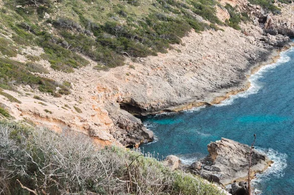 Kayalık Dağların Tepesinden Büyüleyici Bir Deniz Manzarası — Stok fotoğraf