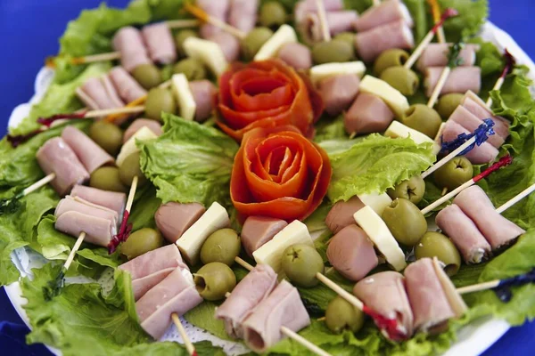 Eine Nahaufnahme Von Snack Mit Oliven Schinken Und Käse Auf — Stockfoto