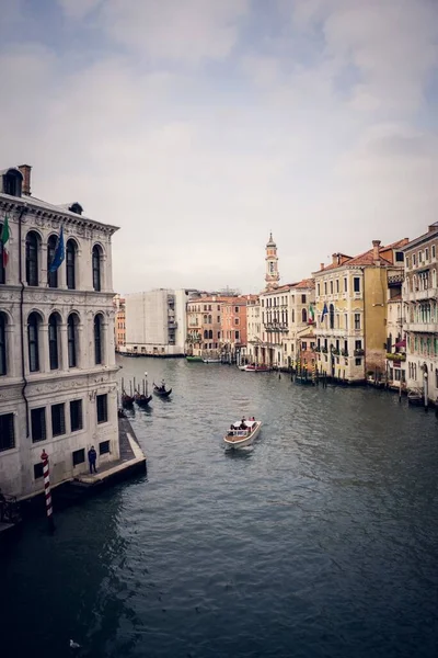 Une Belle Image Verticale Canal Avec Des Bâtiments Anciens Venise — Photo